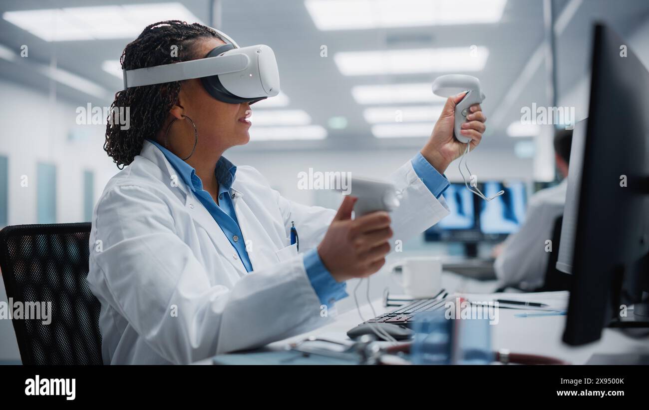 Hôpital médical futuriste : le neurochirurgien portant le casque de réalité virtuelle utilise des contrôleurs pour commander à distance le patient avec le robot médical. Avancée moderne de haute technologie dans le traitement médical révolutionnaire Banque D'Images