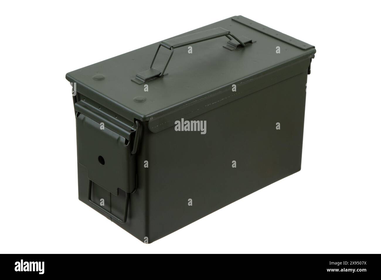 Bombe en métal vert de l'armée AMÉRICAINE pour cartouches d'armes isolées sur fond blanc. Banque D'Images