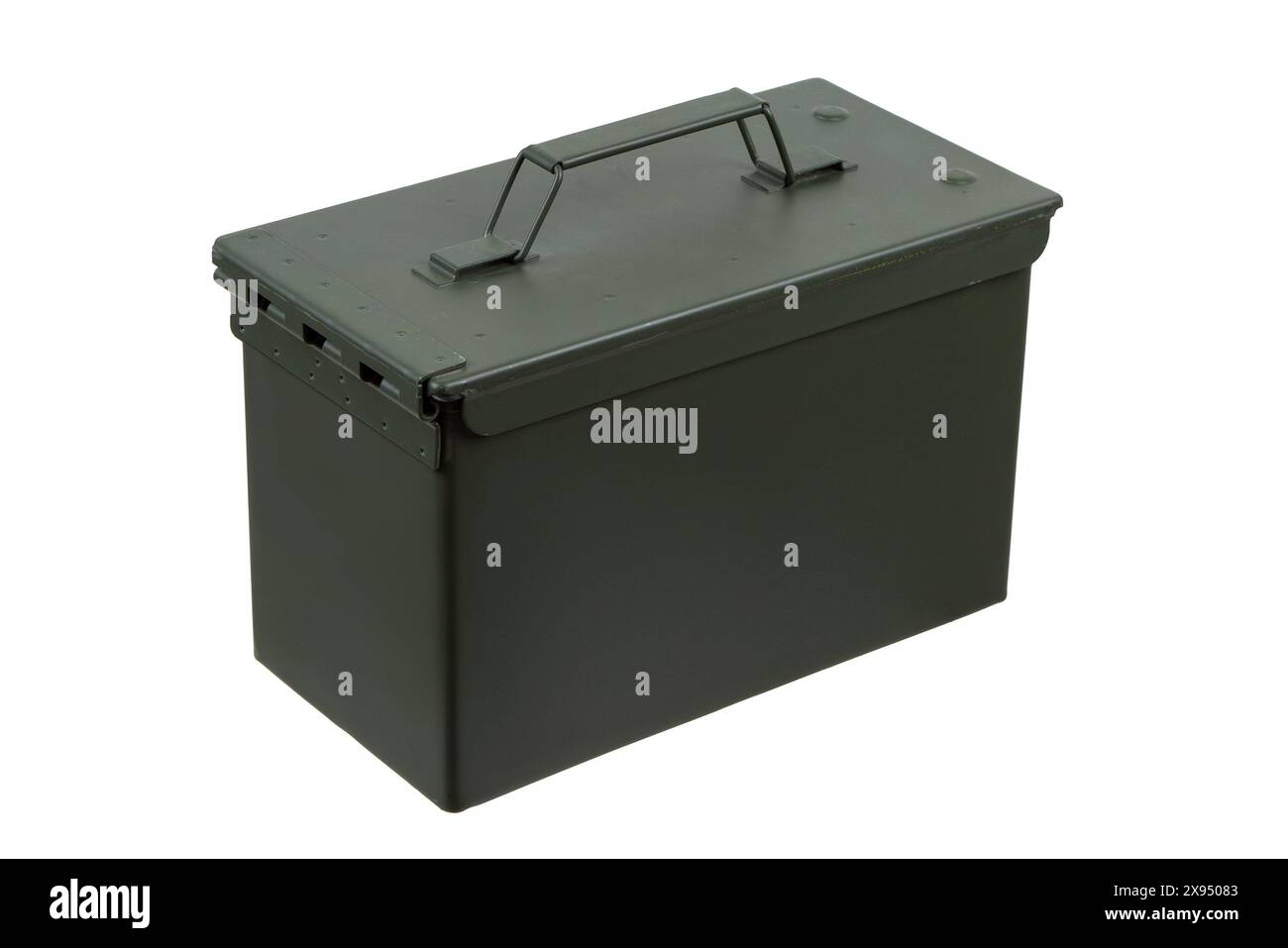 Bombe en métal vert de l'armée AMÉRICAINE pour cartouches d'armes isolées sur fond blanc. Banque D'Images
