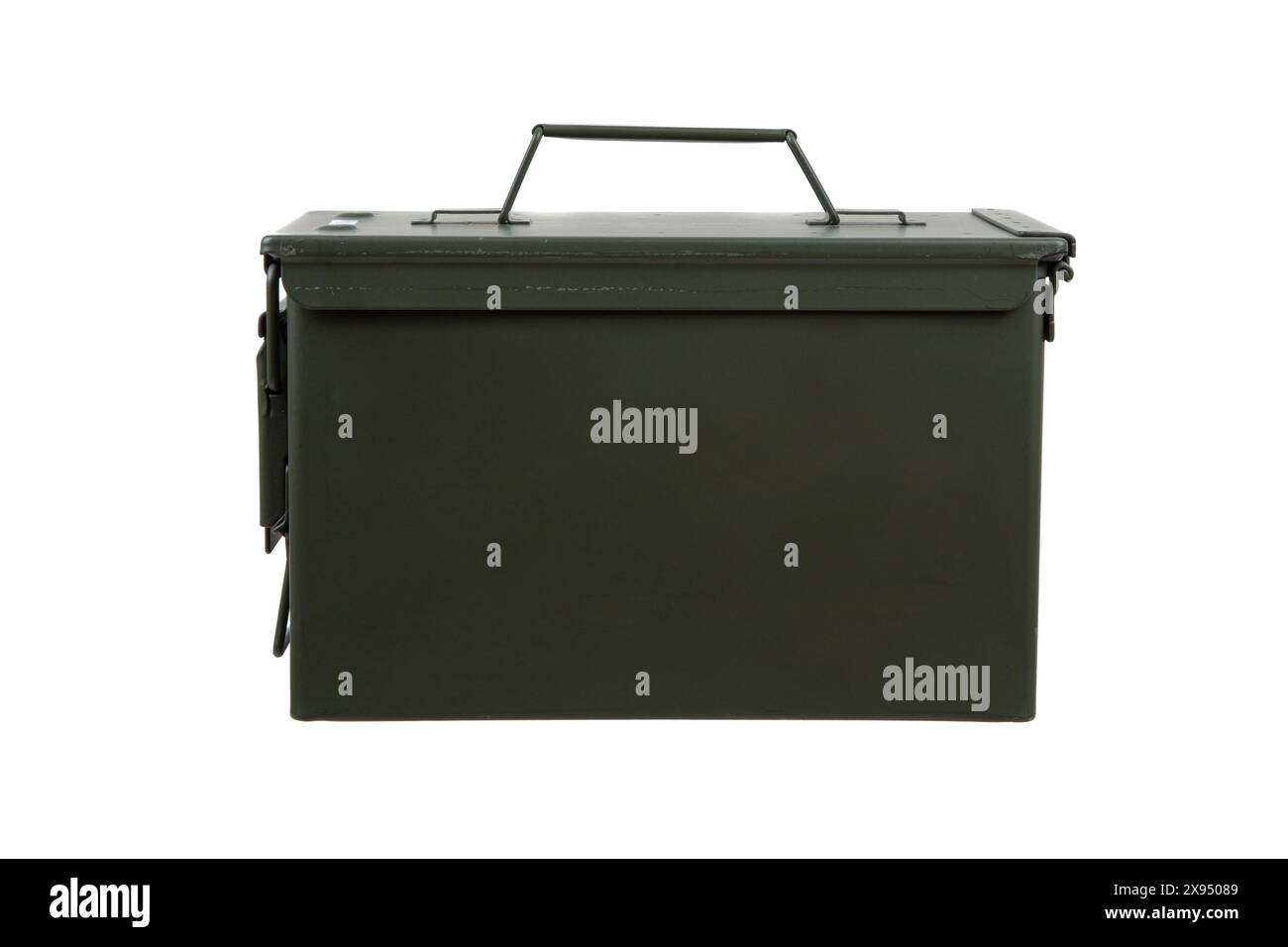 Bombe en métal vert de l'armée AMÉRICAINE pour cartouches d'armes isolées sur fond blanc. Banque D'Images