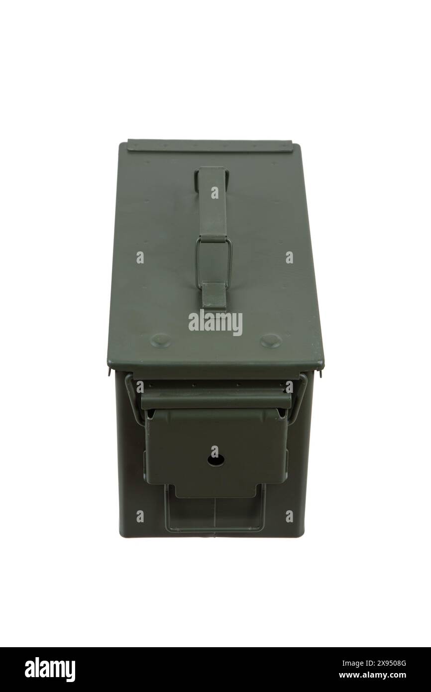 Bombe en métal vert de l'armée AMÉRICAINE pour cartouches d'armes isolées sur fond blanc. Banque D'Images