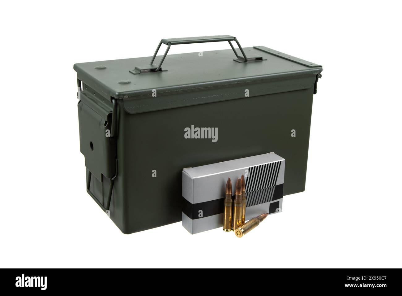 Bombe en métal vert de l'armée AMÉRICAINE pour cartouches d'armes isolées sur fond blanc. Banque D'Images