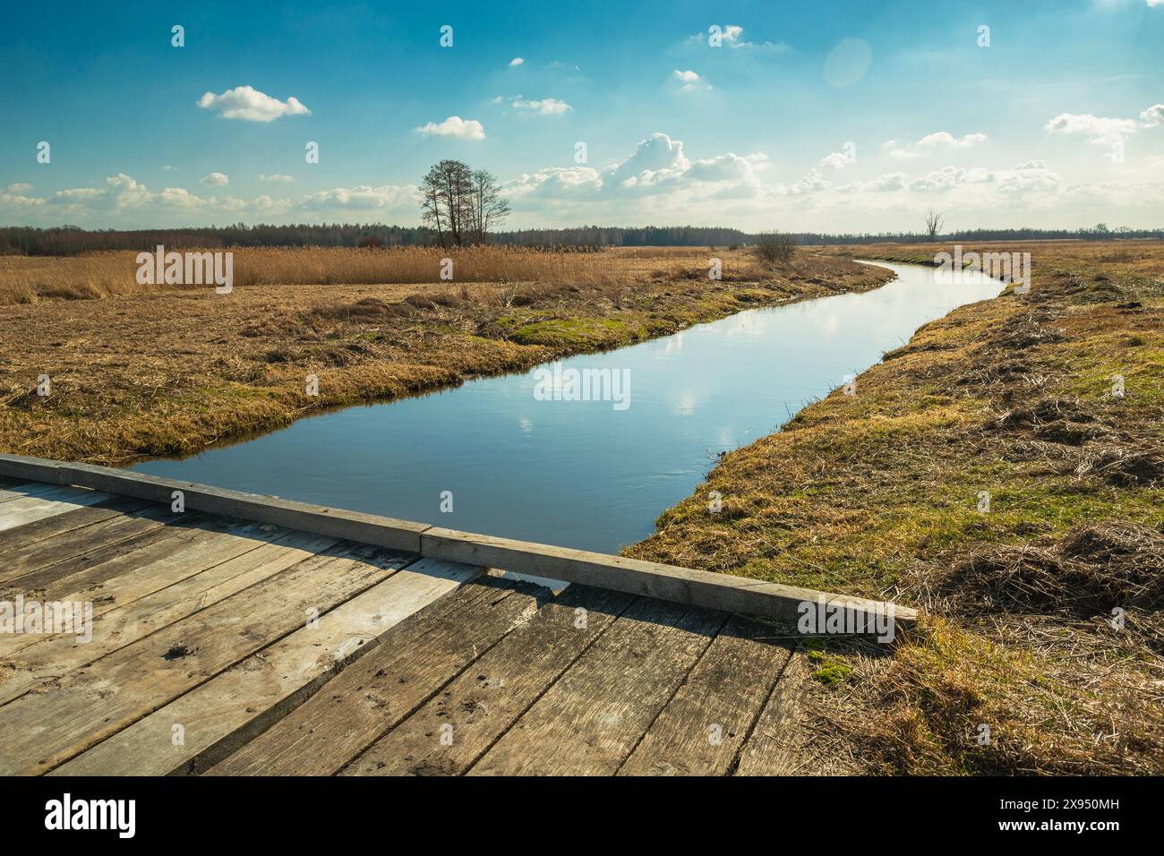 Un pont en bois sur une petite rivière, Czulczyce dans l'est de la Pologne Banque D'Images