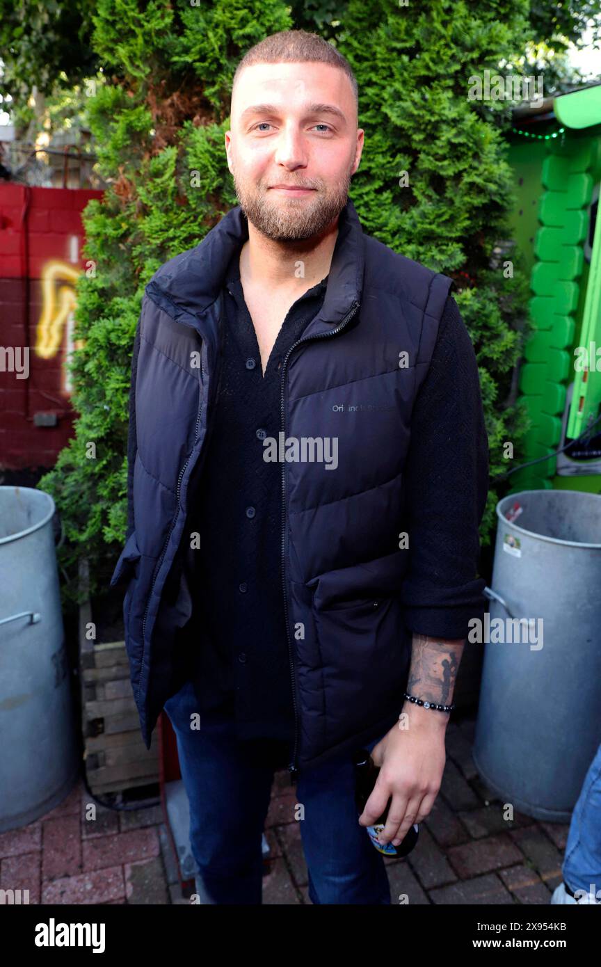 Filip Pavlovic BEI der Kult Kieztouren & Olivia Jones Family Sommerparty im the Bunny Burlesque est composé Pauli. Hambourg, 28.05.2024 *** Filip Pavlovic au Kult Kieztouren Olivia Jones Family Summer Party au Bunny Burlesque St Pauli Hamburg, 28 05 2024 Foto:xgbrcix/xFuturexImagex jones_4562 Banque D'Images