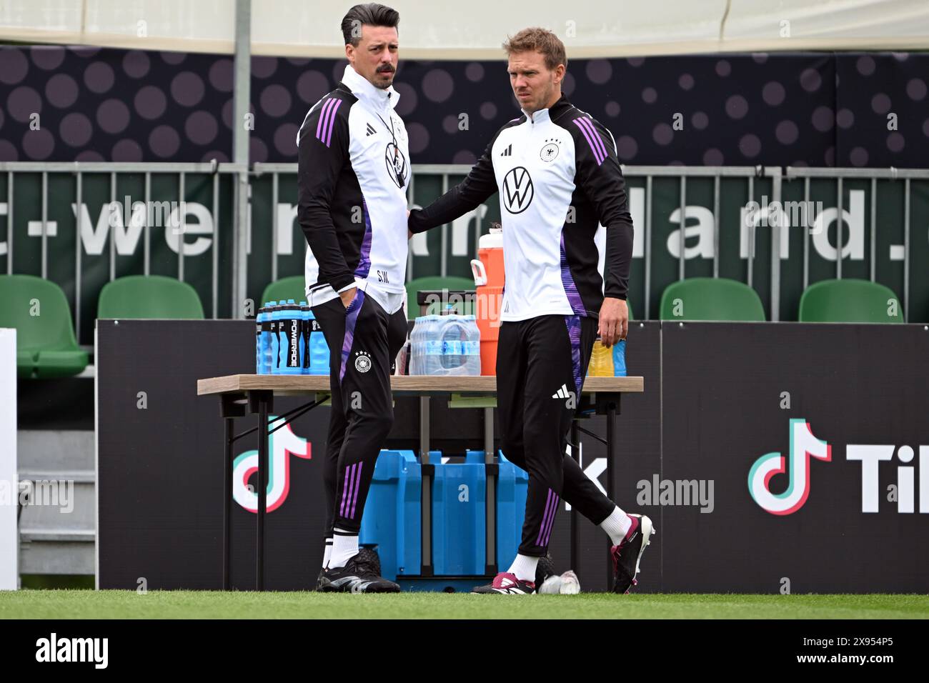 Blankenhain, Allemagne. 29 mai 2024. Football : équipe nationale, préparation pour le Championnat d'Europe à domicile, entraînement de l'équipe DFB au Spa & Golfresort Weimarer Land. L'entraîneur national allemand Julian Nagelsmann (g) et l'entraîneur adjoint Sandro Wagner en action pendant l'entraînement. Crédit : Federico Gambarini/dpa/Alamy Live News Banque D'Images