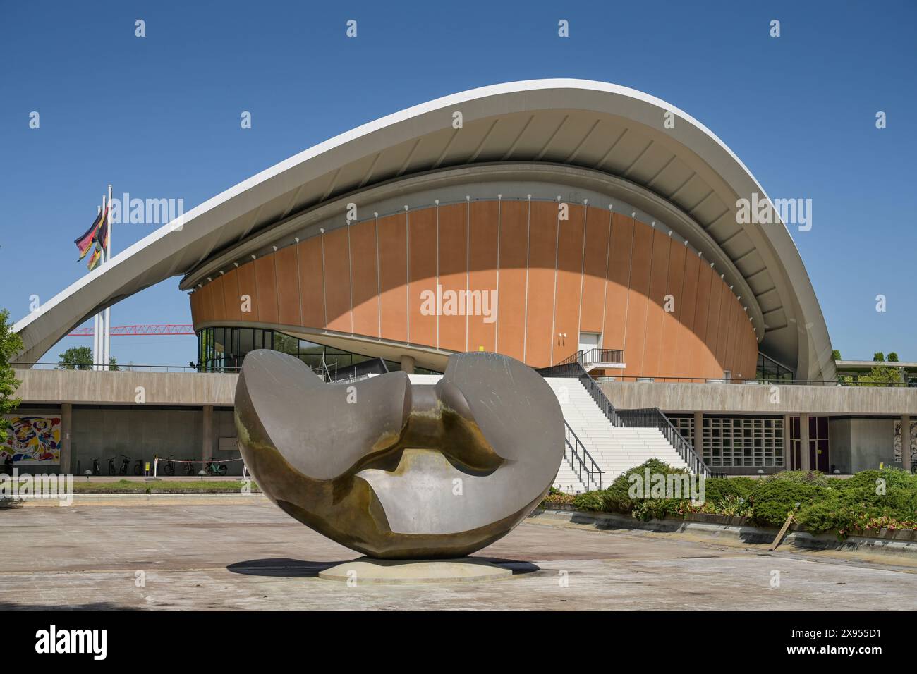 Henry Moore : Grand papillon ovale divisé, Maison des cultures du monde, John-Foster-Dulles-Allee, Tiergarten, Berlin, Allemagne, Henry Moore : Grand divisé Banque D'Images