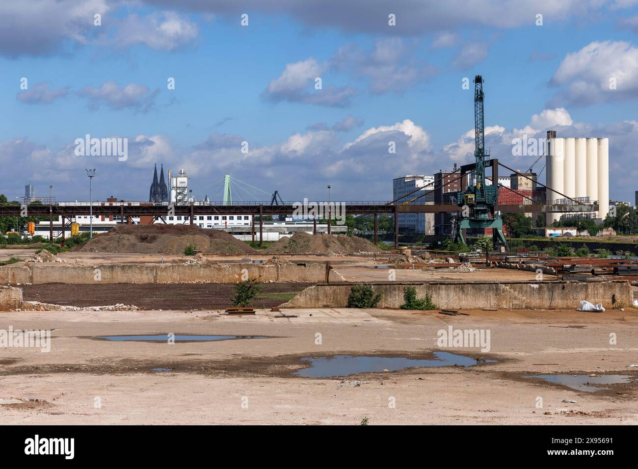 Un nouveau quartier urbain sera construit sur le site du port de Deutz dans les prochaines années, en arrière-plan la cathédrale de Cologne, en Allemagne. 23 mai 20 Banque D'Images