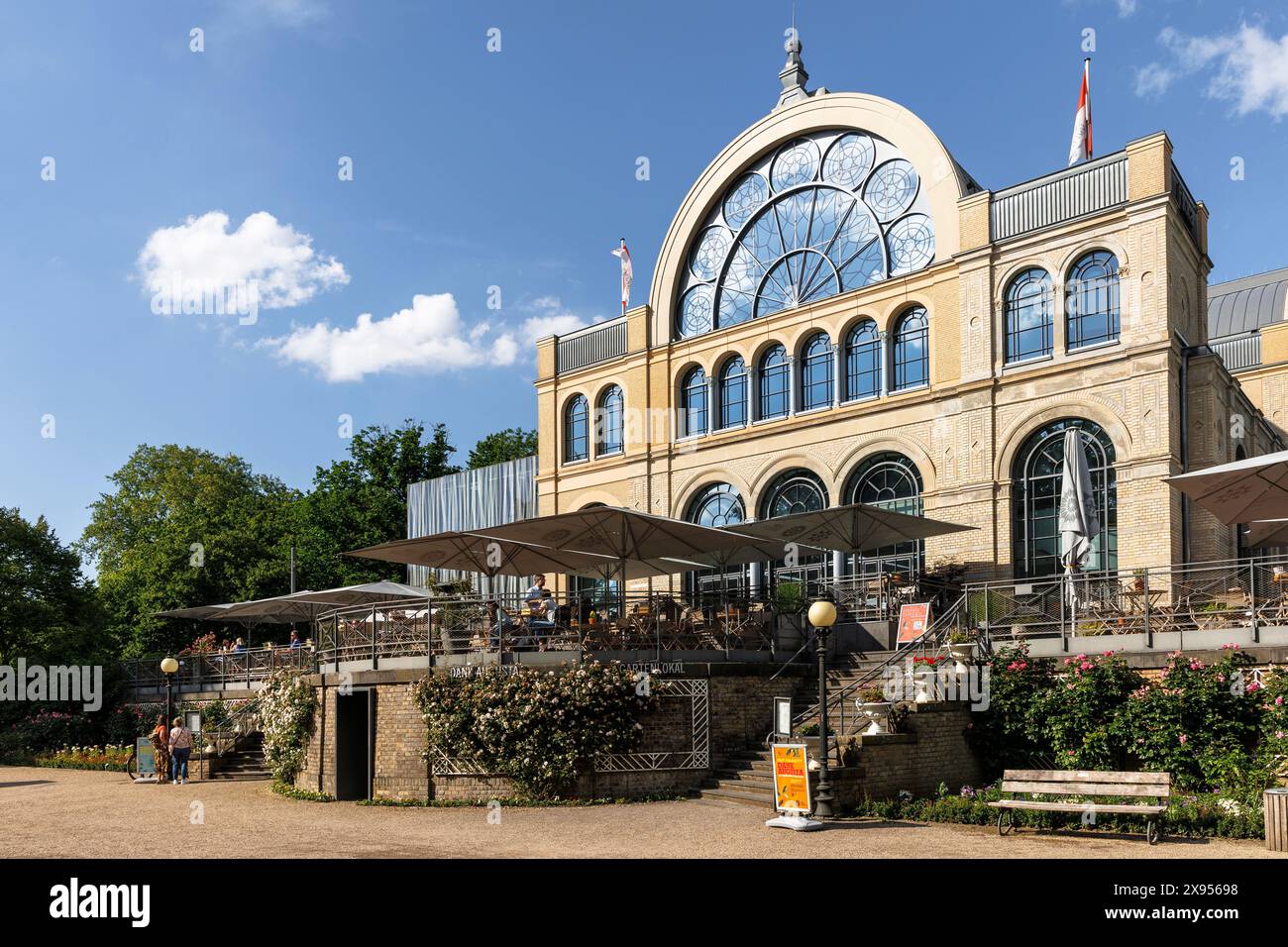 Terrasse du bâtiment principal de la Flora (Palais im Park) dans le jardin botanique, Cologne, Allemagne. Terrasse des Haupthauses der Flora (Palais im par Banque D'Images