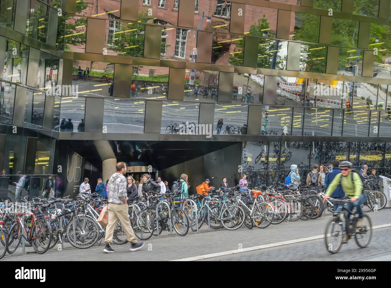 Vélos, parking, étudiants, bibliothèque universitaire, Université Albert Ludwig, University Square, Freiburg im Breisgau, Bade-Württemberg, Allemagne, Fahrrä Banque D'Images