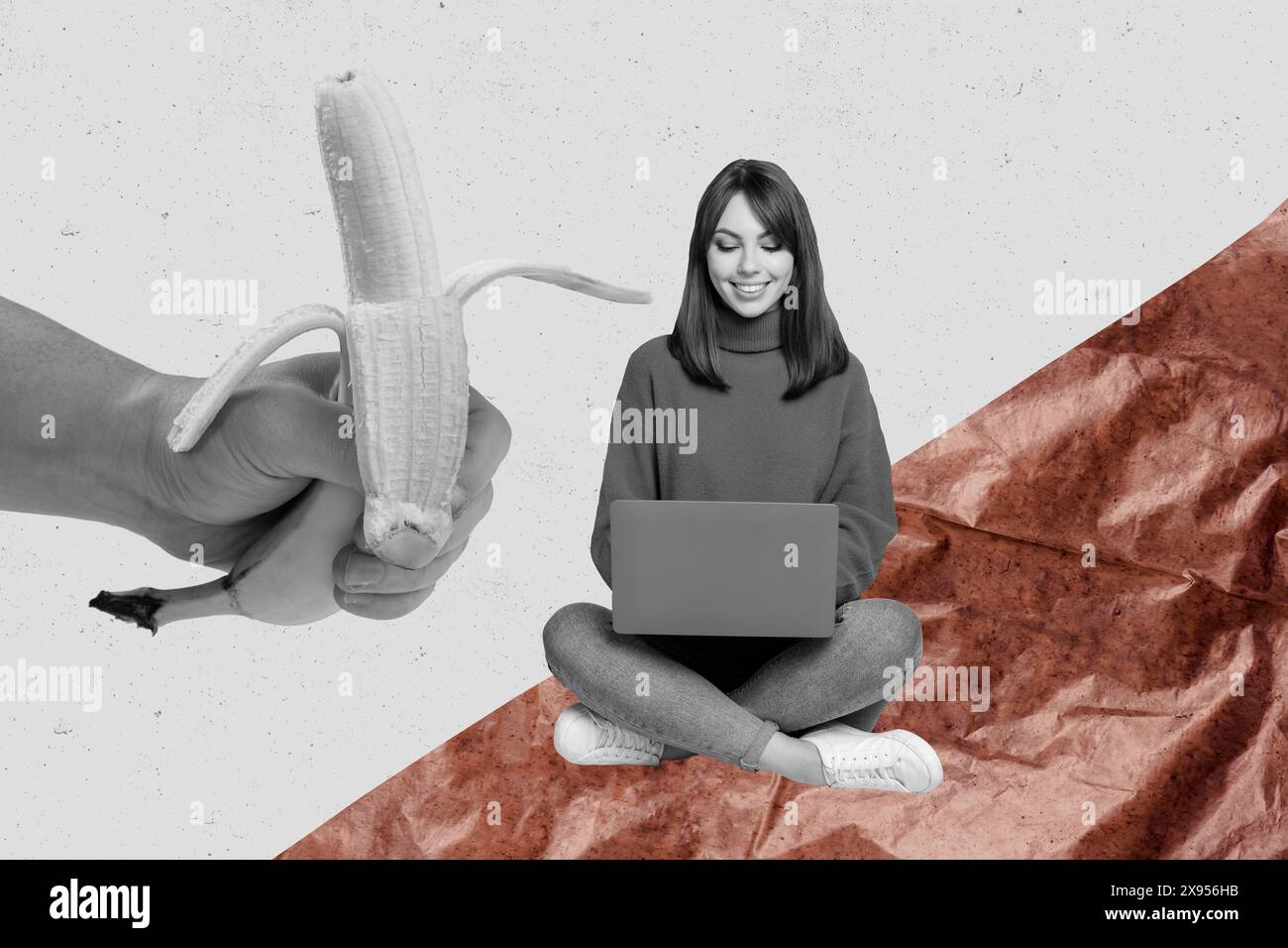 Image de croquis d'illustration de tendance collage de photos 3D composite de bras de main énorme apparaissent tenir des fruits de banane naturel jeune femme assis travail type ordinateur portable Banque D'Images