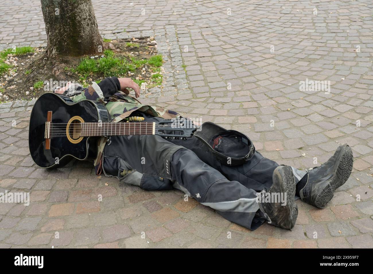 Drunken Street Musician, Freiburg im Breisgau, Bade-Württemberg, Allemagne, Betrunkener Staßenmusikant, Freiburg im Breisgau, Bade-Württemberg, Deutsc Banque D'Images