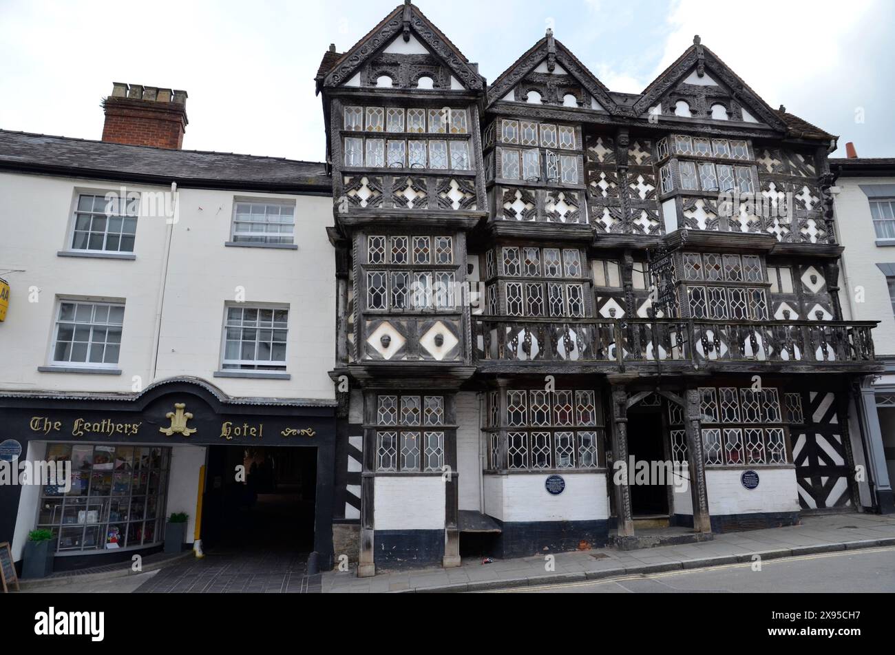 L'hôtel à colombages, classé Feathers Hotel à Ludlow, Shropshire. La façade a été érigée en 1619 Banque D'Images