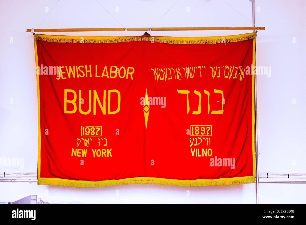 Bannière anglaise yiddish célébrant le centenaire du Bund travailliste juif, un groupe politique laïque d'Europe de l'est. Chez CYCO à long Island City. Banque D'Images