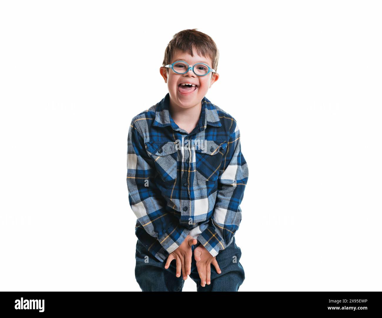 Un garçon enfant posant sur fond blanc de studio Banque D'Images