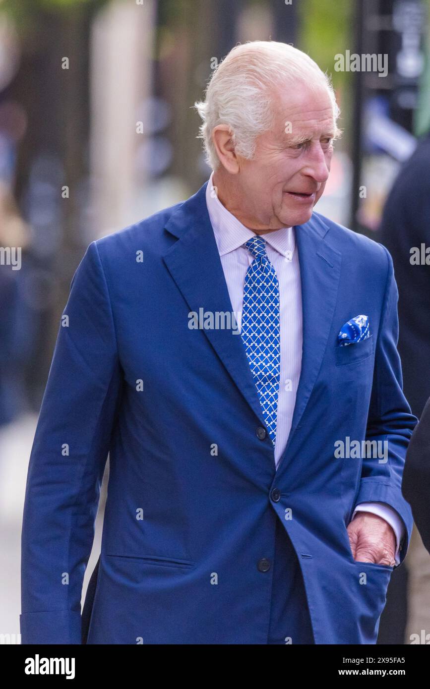Royal Academy of Dramatic Art (RADA), Londres, Royaume-Uni. 29 mai 2024. Sa Majesté le roi Charles III, patron de la Royal Academy of Dramatic Art (RADA), et la reine Camilla visitent l’Académie pour célébrer le 120e anniversaire de l’école. Leurs Majestés ont rencontré des étudiants et des anciens élèves qui ont parlé de leur expérience à RADA, les productions actuelles de l’école, la conception des décors et le processus de construction. Crédit : Amanda Rose/Alamy Live News Banque D'Images