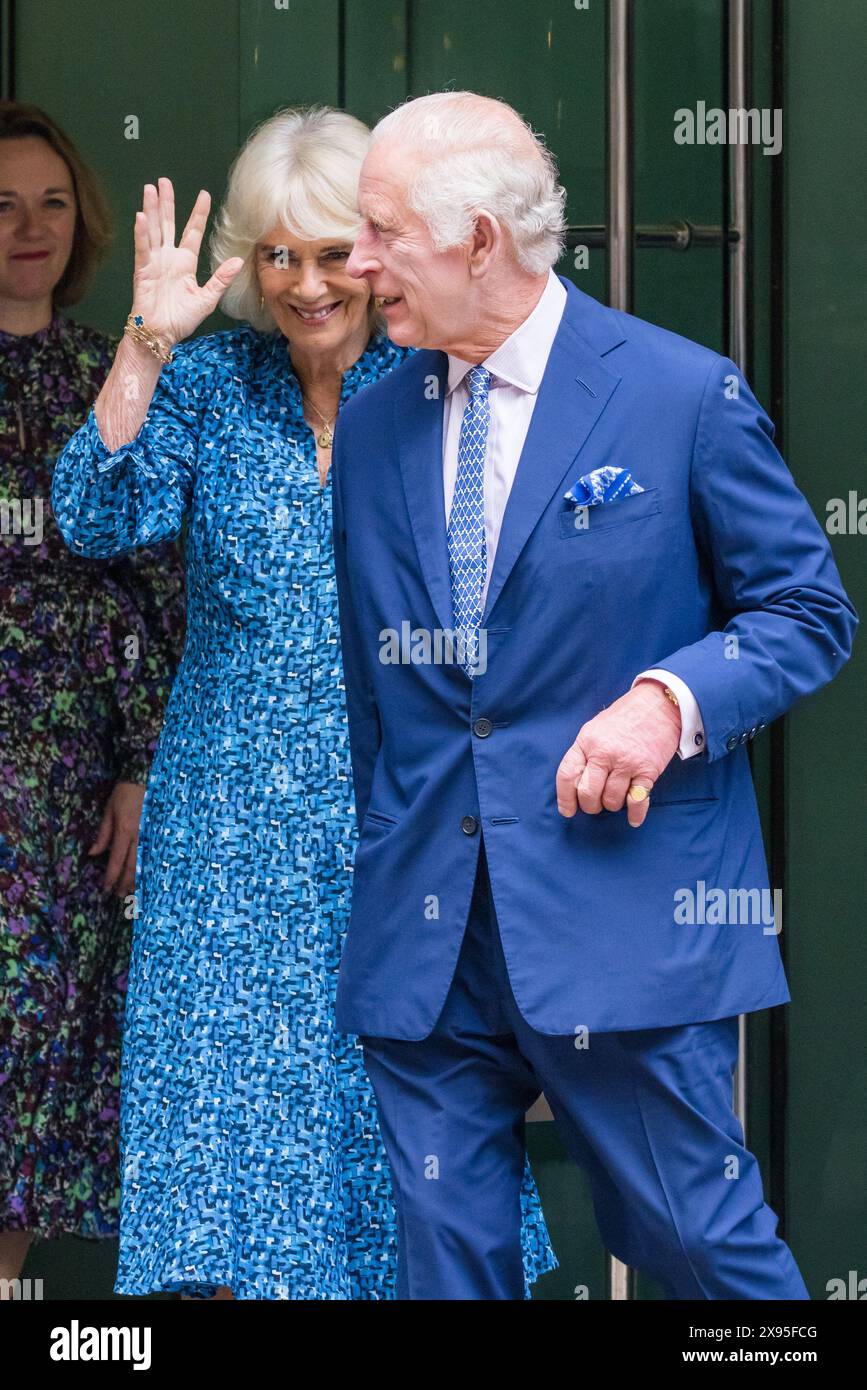 Royal Academy of Dramatic Art (RADA), Londres, Royaume-Uni. 29 mai 2024. Sa Majesté le roi Charles III, patron de la Royal Academy of Dramatic Art (RADA), et la reine Camilla visitent l’Académie pour célébrer le 120e anniversaire de l’école. Leurs Majestés ont rencontré des étudiants et des anciens élèves qui ont parlé de leur expérience à RADA, les productions actuelles de l’école, la conception des décors et le processus de construction. Crédit : Amanda Rose/Alamy Live News Banque D'Images