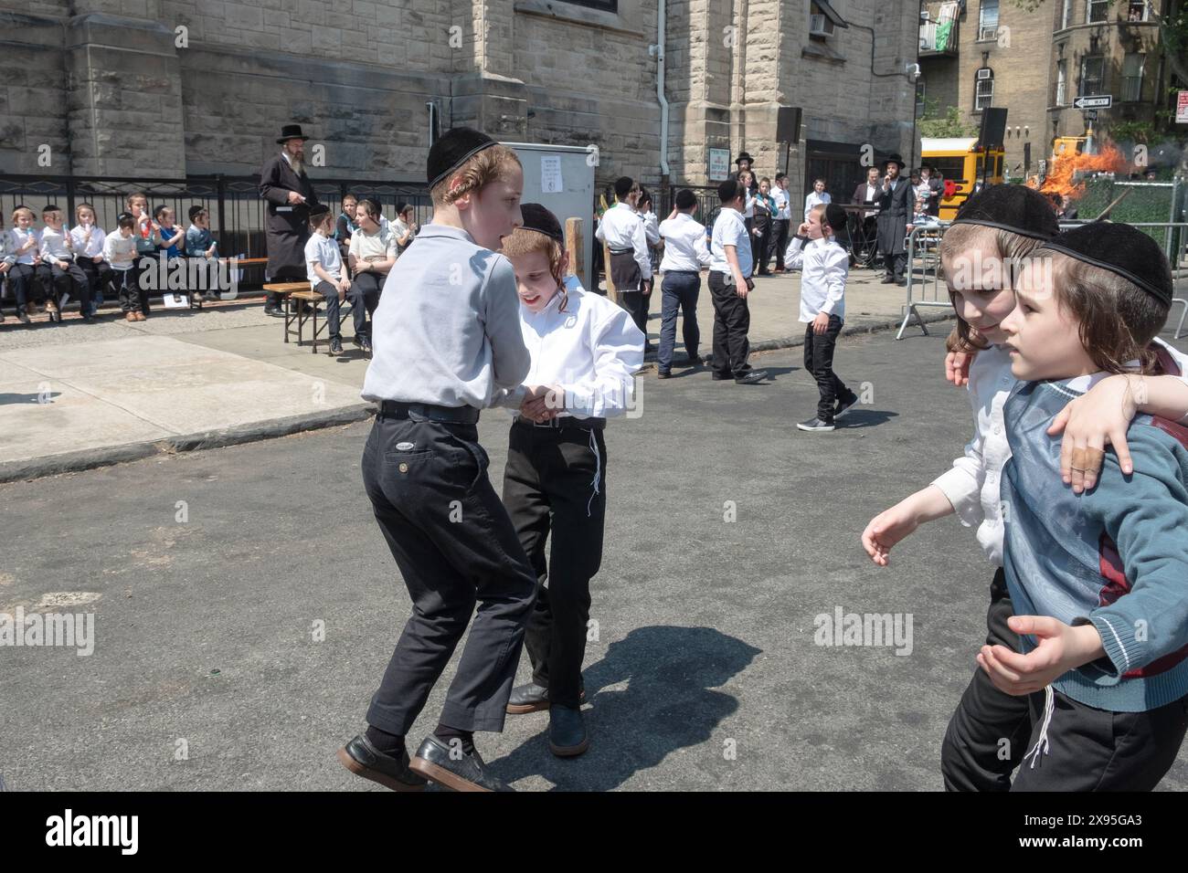 Les élèves de Yeshiva célèbrent Lag B'Omer 2024 avec de la danse, de la musique et un feu traditionnel. Plein air à Brooklyn, New York. Banque D'Images
