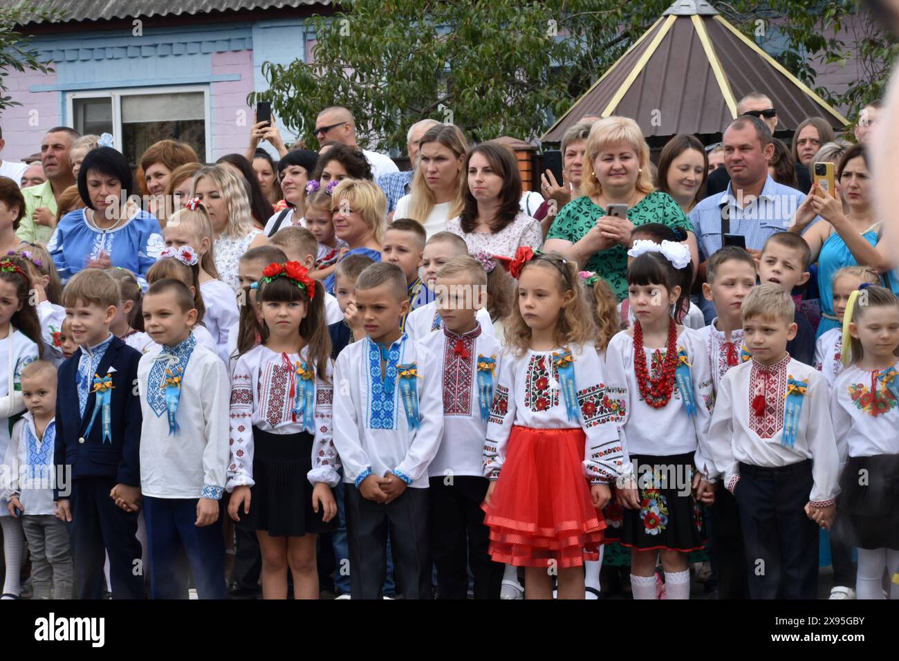 Le village de Shevchenkovo. Région de Kiev. Ukraine. 01.09.2023. Les élèves de première année et leurs parents se tiennent près de l'école. Banque D'Images