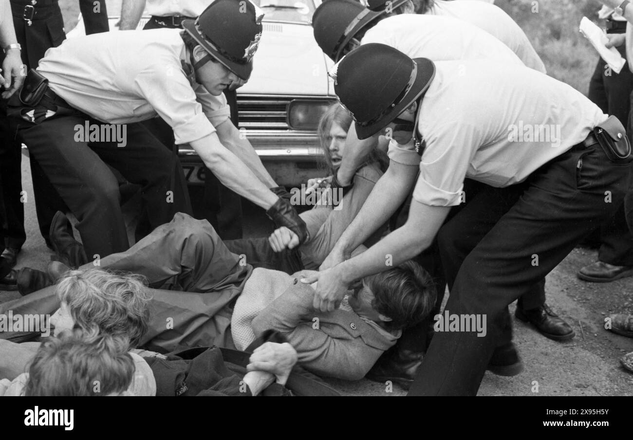 Manifestation anti-armes nucléaires. Upper Heyford Air base, Oxfordshire, Royaume-Uni 30 mai - 3 juin 1983. Manifestation d'action directe contre les bombardiers nucléaires F1-11 de l'USAF. Plus de 5 000 manifestants ont pris part à des quarts de travail pendant quatre jours. Vague après vague de manifestants se sont assis à l'extérieur de la base pour former un blocus humain malgré le fait que 752 personnes ont été arrêtées par la police - un nombre record de détenus pour une manifestation pour la paix lors d'un événement. Banque D'Images