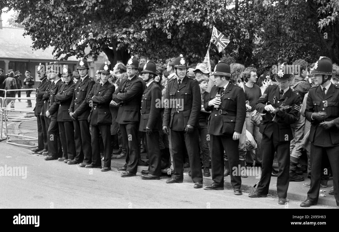 Manifestation anti-armes nucléaires. Upper Heyford Air base, Oxfordshire, Royaume-Uni 30 mai - 3 juin 1983. Manifestation d'action directe contre les bombardiers nucléaires F1-11 de l'USAF. Plus de 5 000 manifestants ont pris part à des quarts de travail pendant quatre jours. Vague après vague de manifestants se sont assis à l'extérieur de la base pour former un blocus humain malgré le fait que 752 personnes ont été arrêtées par la police - un nombre record de détenus pour une manifestation pour la paix lors d'un événement. Banque D'Images