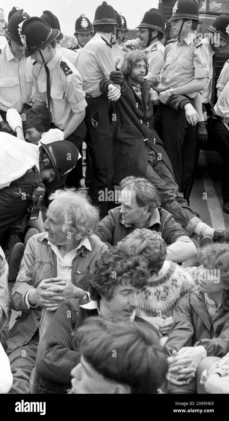 Manifestation anti-armes nucléaires. Upper Heyford Air base, Oxfordshire, Royaume-Uni 30 mai - 3 juin 1983. Manifestation d'action directe contre les bombardiers nucléaires F1-11 de l'USAF. Plus de 5 000 manifestants ont pris part à des quarts de travail pendant quatre jours. Vague après vague de manifestants se sont assis à l'extérieur de la base pour former un blocus humain malgré le fait que 752 personnes ont été arrêtées par la police - un nombre record de détenus pour une manifestation pour la paix lors d'un événement. Banque D'Images