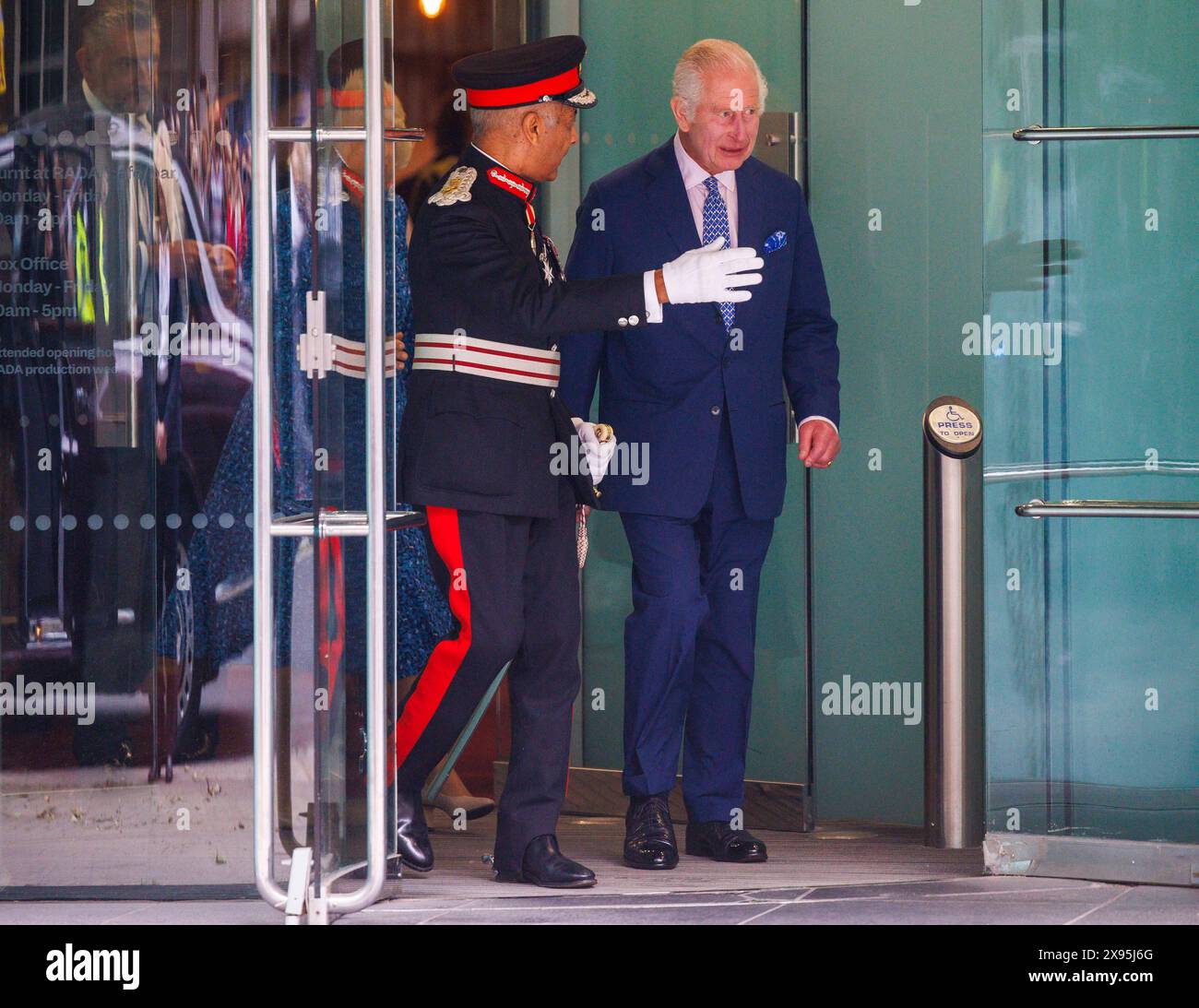 Londres, Royaume-Uni 29 mai 2024 sa Majesté le Roi, patron de la Royal Academy of Dramatic Art (RADA) et sa Majesté la Reine, visiteront l'Académie pour célébrer le 120e anniversaire de l'école, rencontreront le personnel, les étudiants et les anciens élèves. Le Roi et la Reine rencontreront des élèves pour en apprendre davantage sur l'une des productions actuelles de l'école, en regardant un extrait d'une pièce jouée par des élèves de troisième année d'acteur au théâtre Gielgud. Leurs Majestés visiteront ensuite le Scenic Art Studio, où ils rencontreront des étudiants en arts théâtraux techniques et découvriront le processus de conception et de construction des décors. Banque D'Images