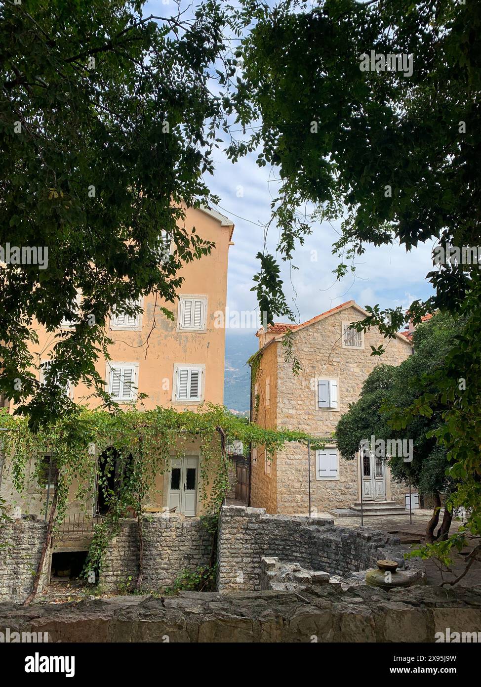 Petites maisons dans la vieille ville de Budva, Monténégro Banque D'Images