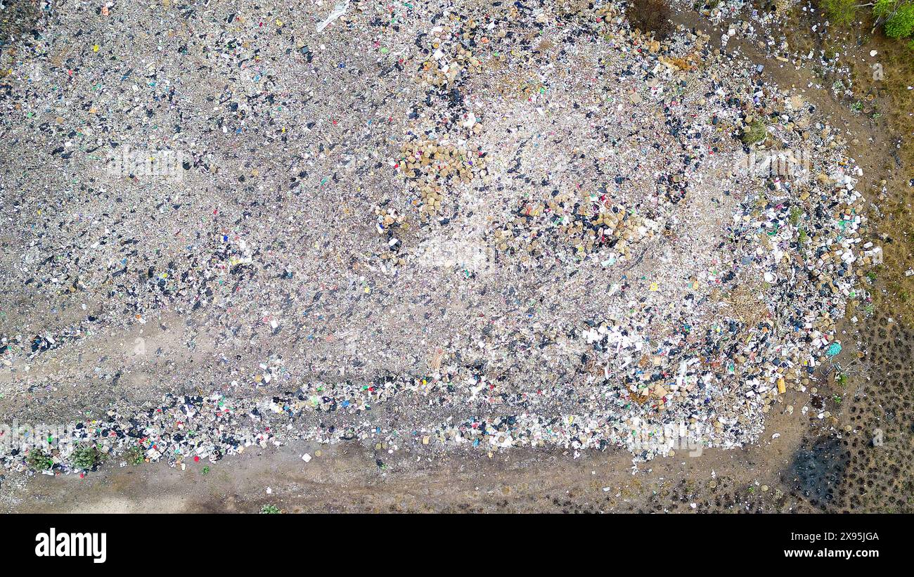 Vue par drone d'une énorme décharge sale en plein air sur l'Indonesias Gili Trawangan dans les îles Gili Banque D'Images