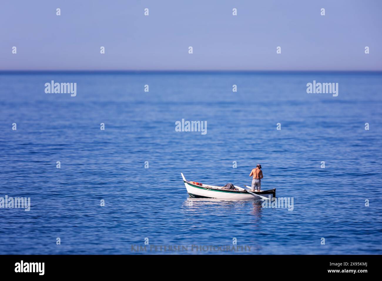 Homme dans un petit bateau de pêche, Camogli, Ligurie, Italie Banque D'Images