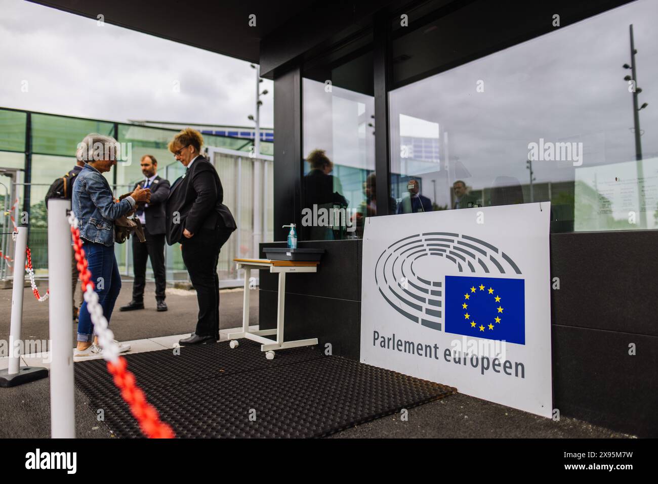 29 mai 2024, France, Straßburg : les personnes sont vérifiées à l'entrée. Des fonctionnaires fouillent les bureaux du Parlement à Bruxelles et Strasbourg depuis ce matin. Les raids sont apparemment liés à l'affaire entourant le portail d'information pro-russe "voix de l'Europe", qui serait au centre d'une opération d'influence russe. Les élections européennes sont prévues pour le 9 juin. Photo : Philipp von Ditfurth/dpa Banque D'Images