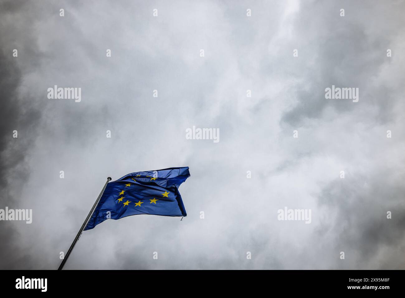 29 mai 2024, France, Straßburg : le drapeau de l'Union européenne flotte au vent devant le bâtiment du Parlement européen. Des fonctionnaires fouillent les bureaux du Parlement à Bruxelles et Strasbourg depuis ce matin. Les raids sont apparemment liés à l'affaire entourant le portail d'information pro-russe "voix de l'Europe", qui serait au centre d'une opération d'influence russe. Les élections européennes sont prévues pour le 9 juin. Photo : Philipp von Ditfurth/dpa Banque D'Images