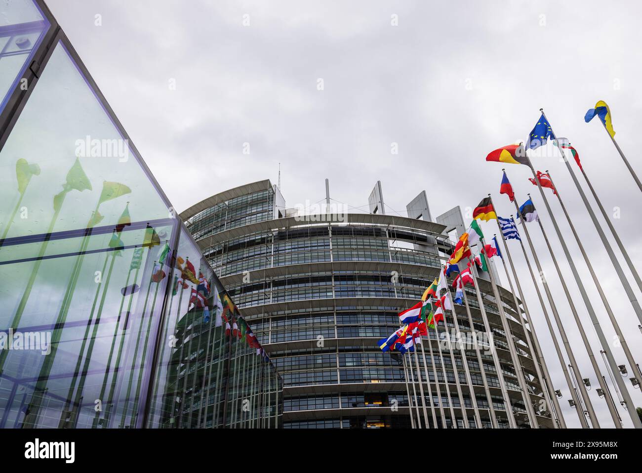 29 mai 2024, France, Straßburg : les drapeaux de l'Union européenne, de ses états membres et de l'Ukraine flottent devant le bâtiment du Parlement européen. Des fonctionnaires fouillent les bureaux du Parlement à Bruxelles et Strasbourg depuis ce matin. Les raids sont apparemment liés à l'affaire entourant le portail d'information pro-russe "voix de l'Europe", qui serait au centre d'une opération d'influence russe. Les élections européennes sont prévues pour le 9 juin. Photo : Philipp von Ditfurth/dpa Banque D'Images