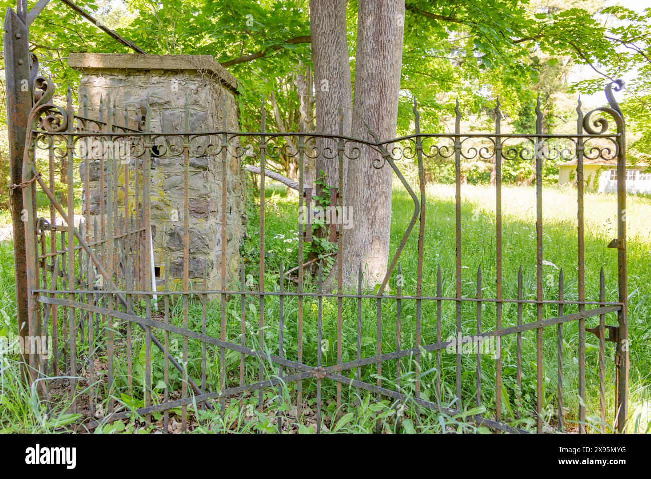 Vieille porte en fer forgé rouillé avec la lettre H. Banque D'Images