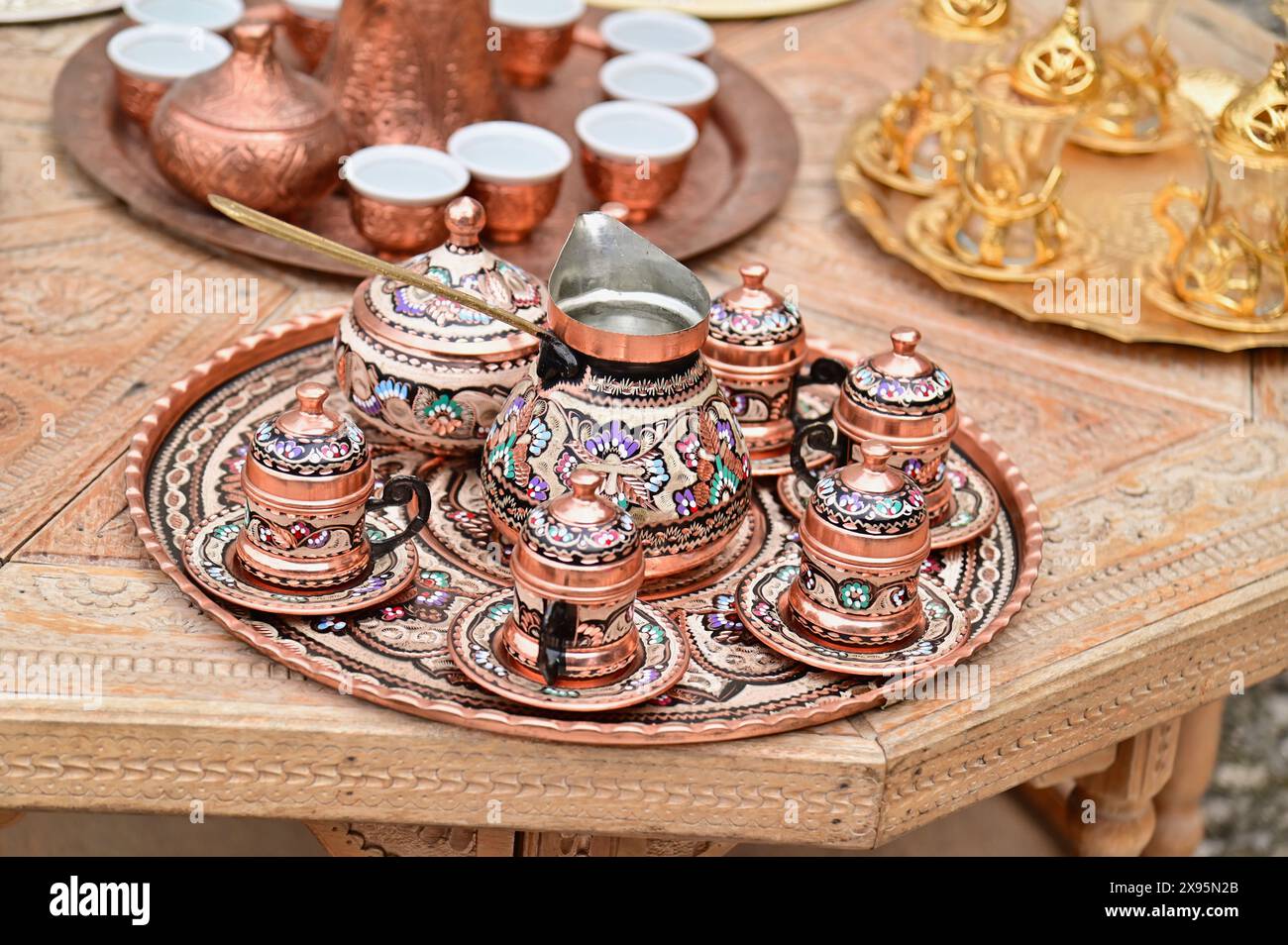 Set à café bosniaque en cuivre fabriqué à la main, connu sous le nom de Cezve, vendu à Mostar Old Town, Bosnie-Herzégovine Banque D'Images