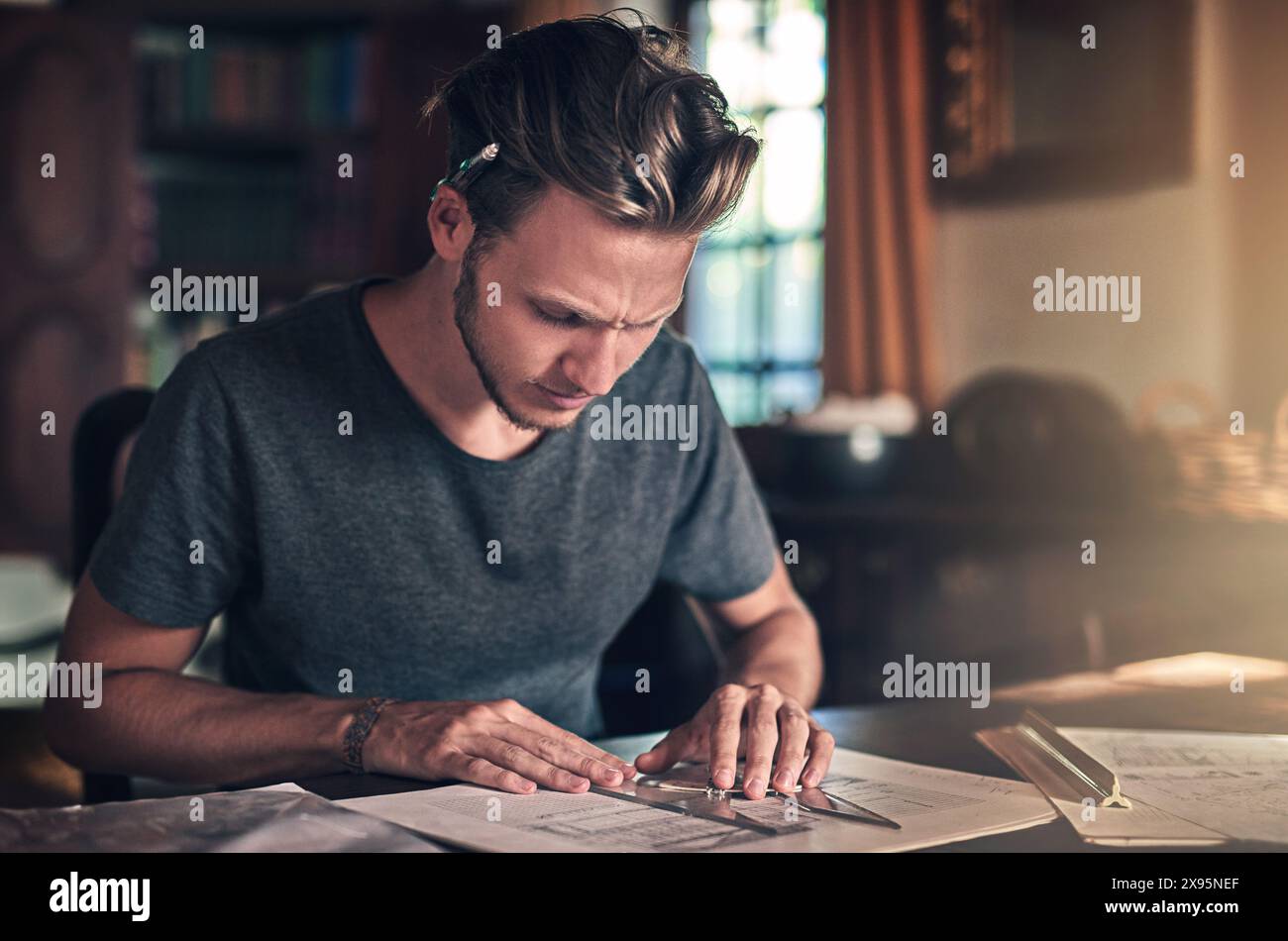 Architecte, planification et esquisse plan pour le projet dans le bureau à domicile avec des idées la nuit avec l'échelle. Dessin, notes et homme avec plan d'étage, conception et Banque D'Images