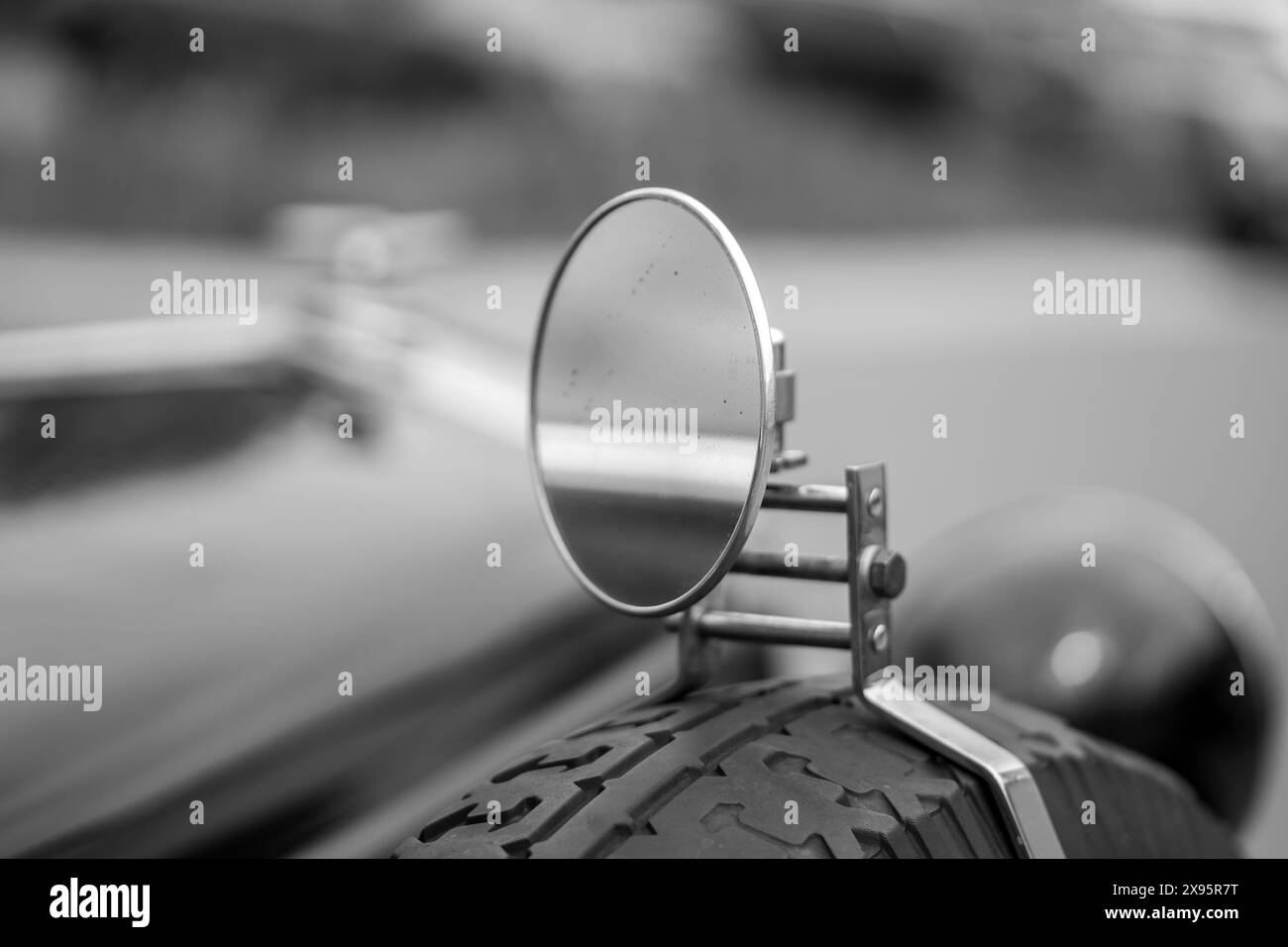 vieux miroir de voiture, photographie noir et blanc Banque D'Images