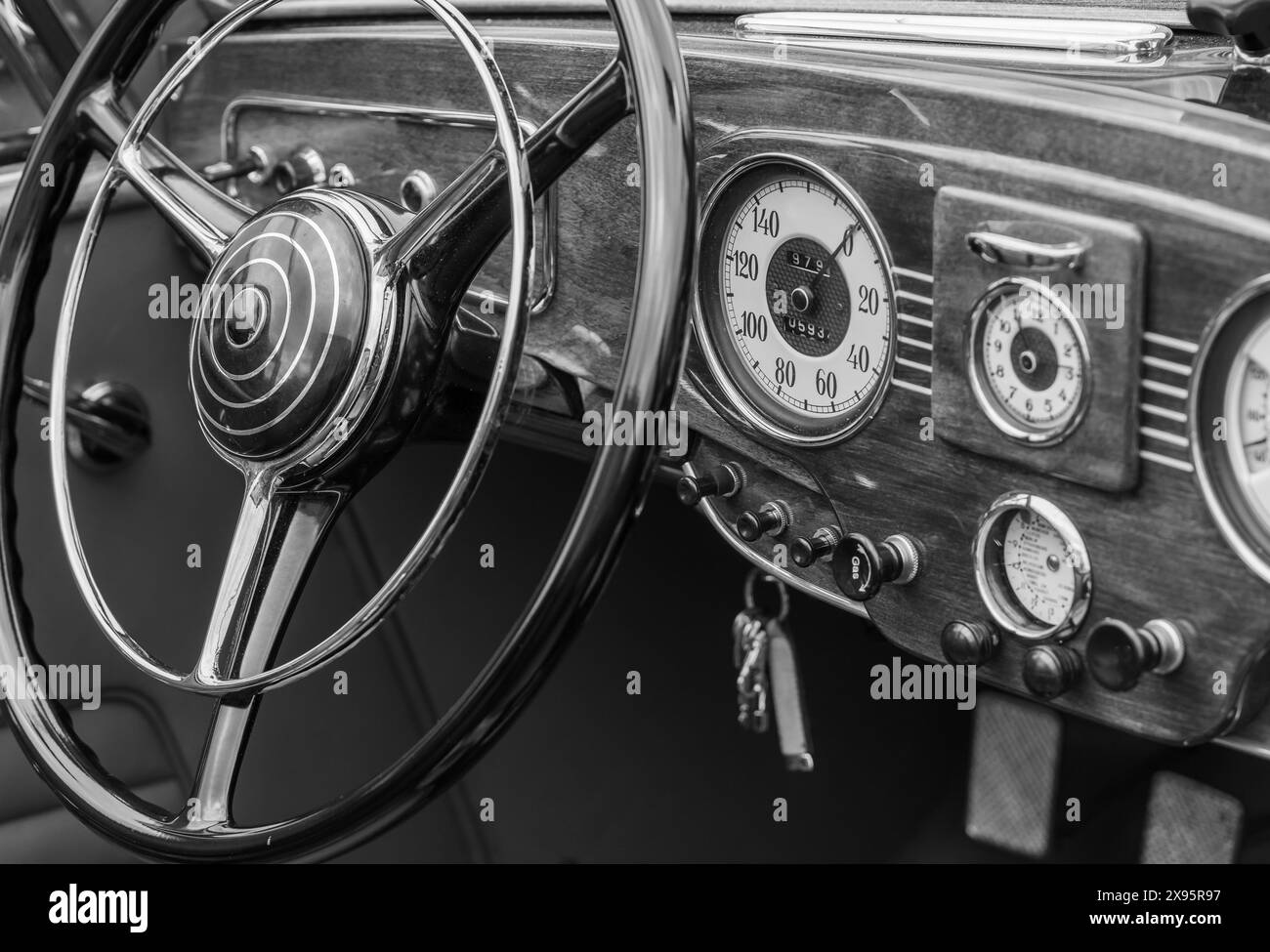 Cockpit nostalgique d'une vieille voiture classique, photographie noir et blanc Banque D'Images