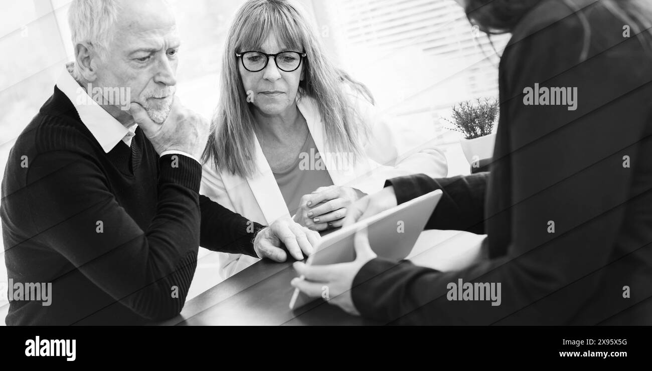 Un couple senior rencontre un conseiller financier pour l'investissement, modèle géométrique Banque D'Images