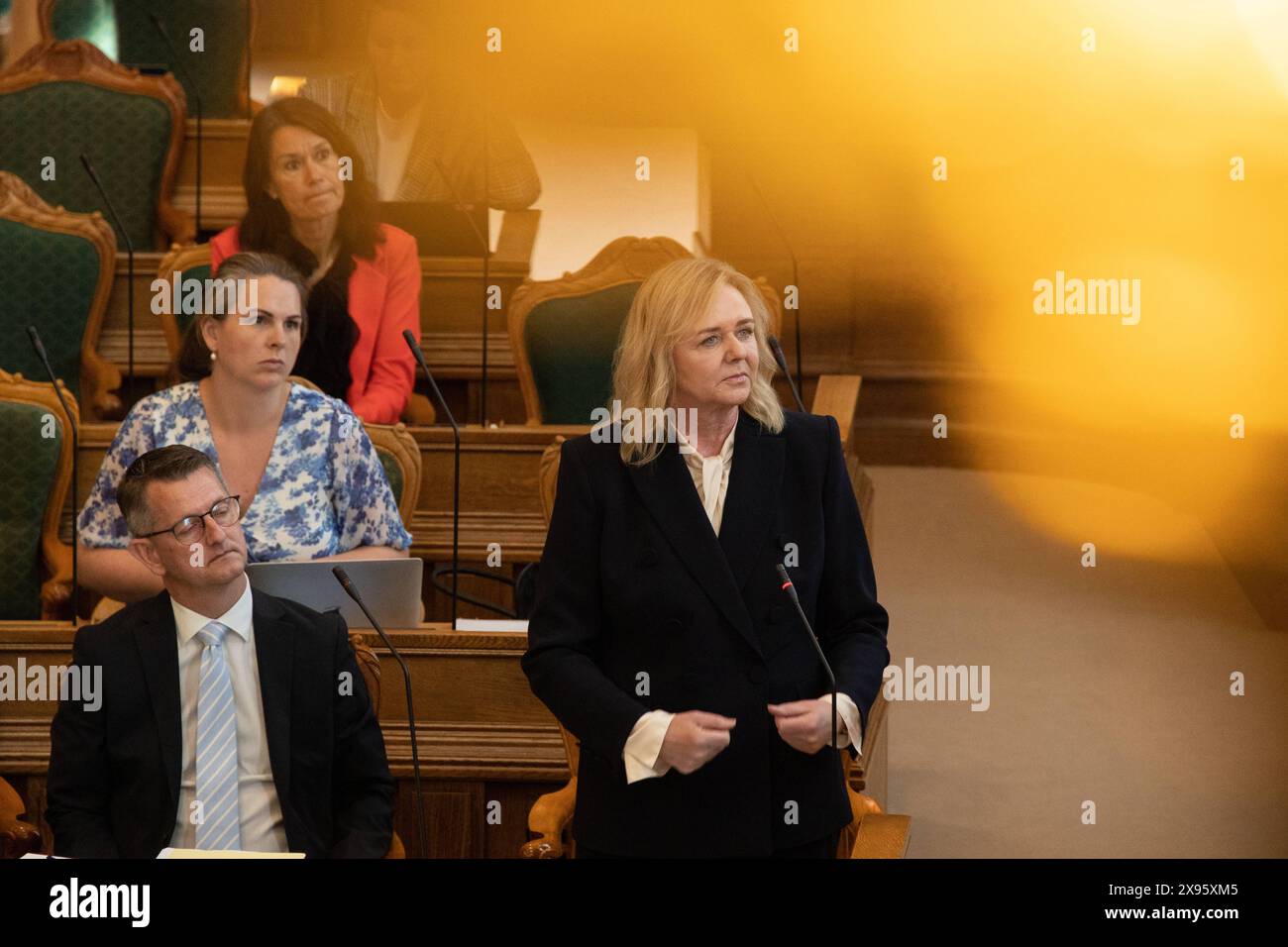 Au Folketinget, il y a un dernier débat avant la pause estivale. Mona Juul du Parti conservateur lors du débat final le mercredi 29 mai 2024. Il sera centré sur des questions adressées au premier ministre sur des questions de politique intérieure et étrangère. Le débat devrait se poursuivre jusqu'à minuit environ. Copenhagen Folketingssalen, Christiansborg Danemark Copyright : xKristianxTuxenxLadegaardxBergx 2E6A1184 Banque D'Images