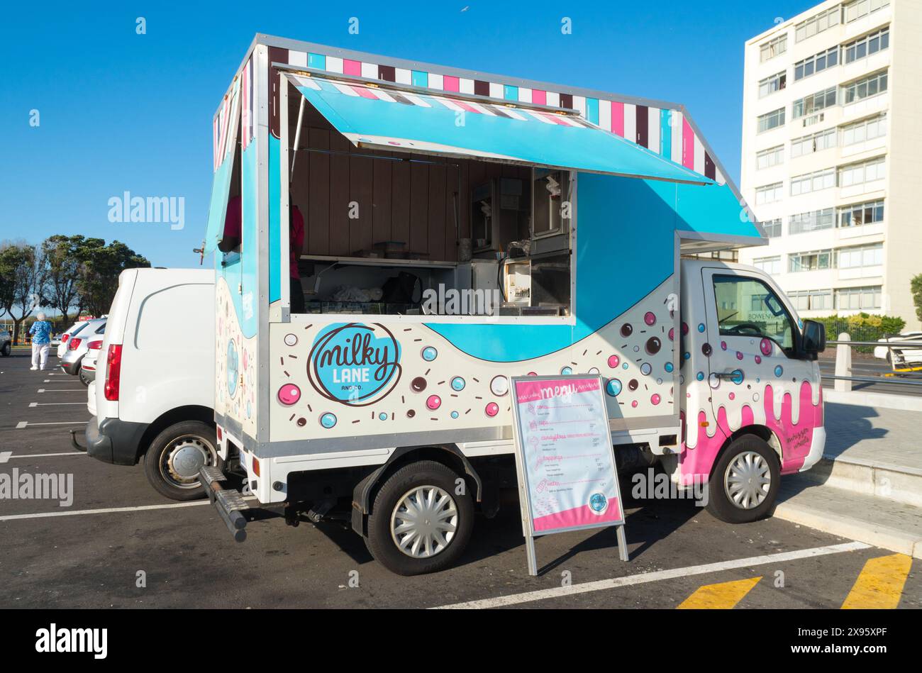 Fourgon mobile de crème glacée Milky Lane ou kiosque pop up garé dans un parking de banlieue au Cap, en Afrique du Sud Banque D'Images