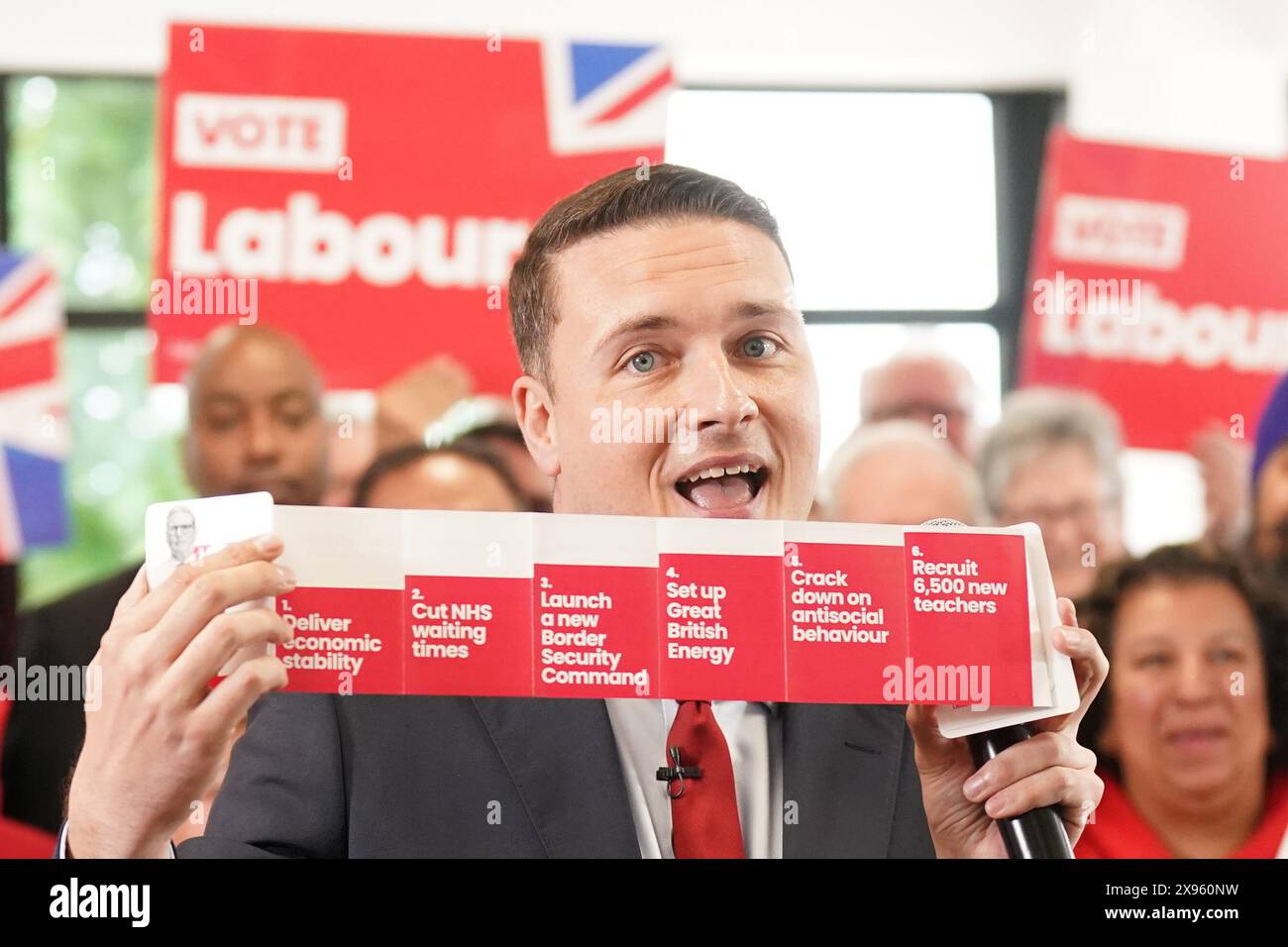 Le secrétaire à la santé de l'ombre, Wes Streeting, prononce un discours lors d'une visite au Worcester City FC alors qu'il se trouve sur la piste de la campagne électorale générale. Date de la photo : mercredi 29 mai 2024. Banque D'Images