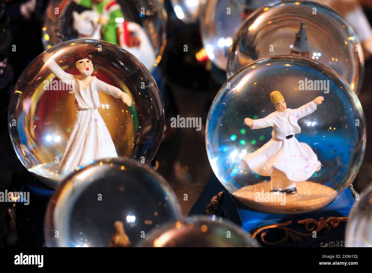 Turquie, Istanbul, Boutique Display, Whirling Dervich souvenirs sur Glass Ball Banque D'Images