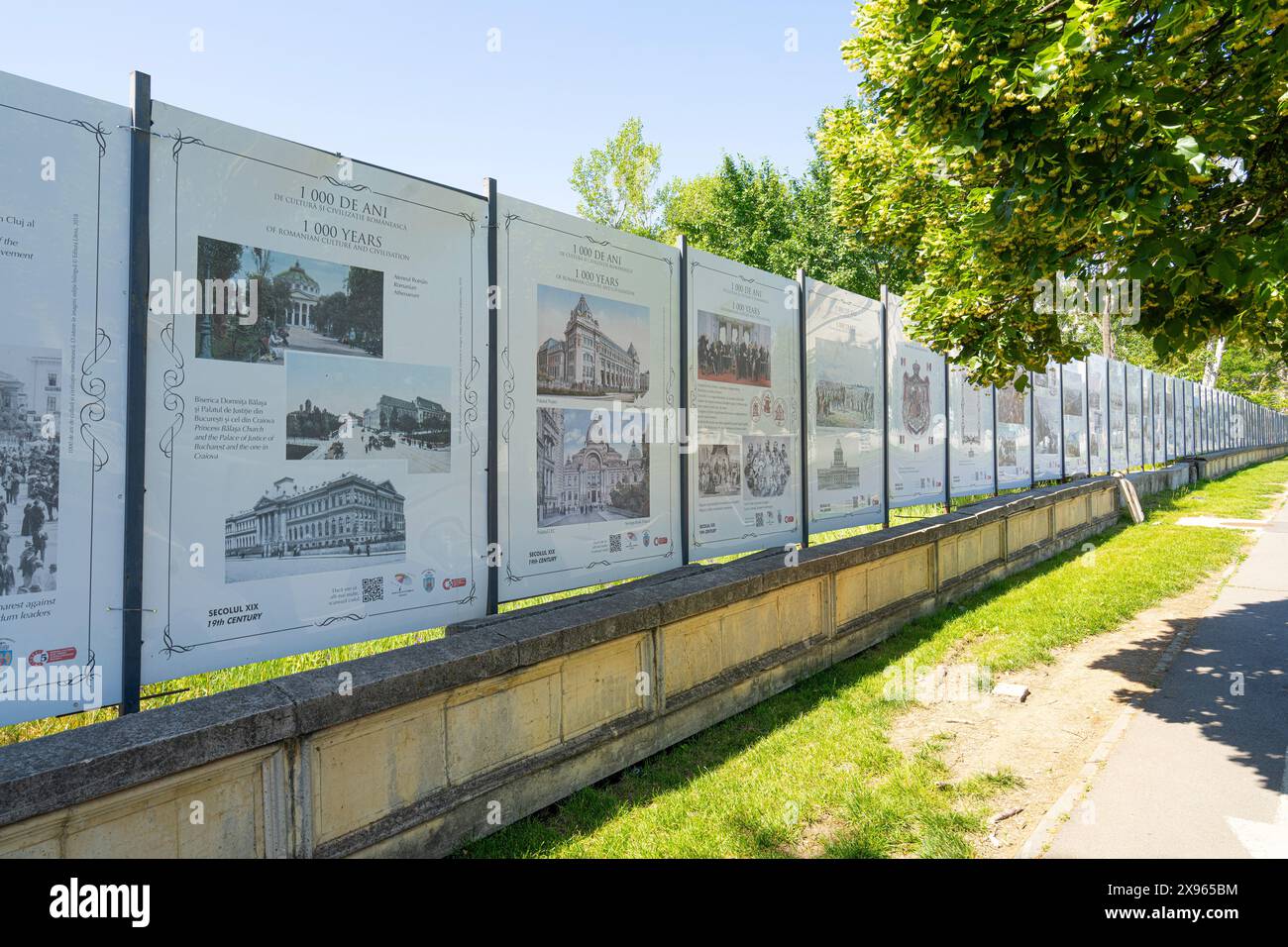 Bucarest, Roumanie. 24 mai 2024. Vue des panneaux représentant l'histoire de 1000 ans de la culture roumaine dans le centre-ville Banque D'Images