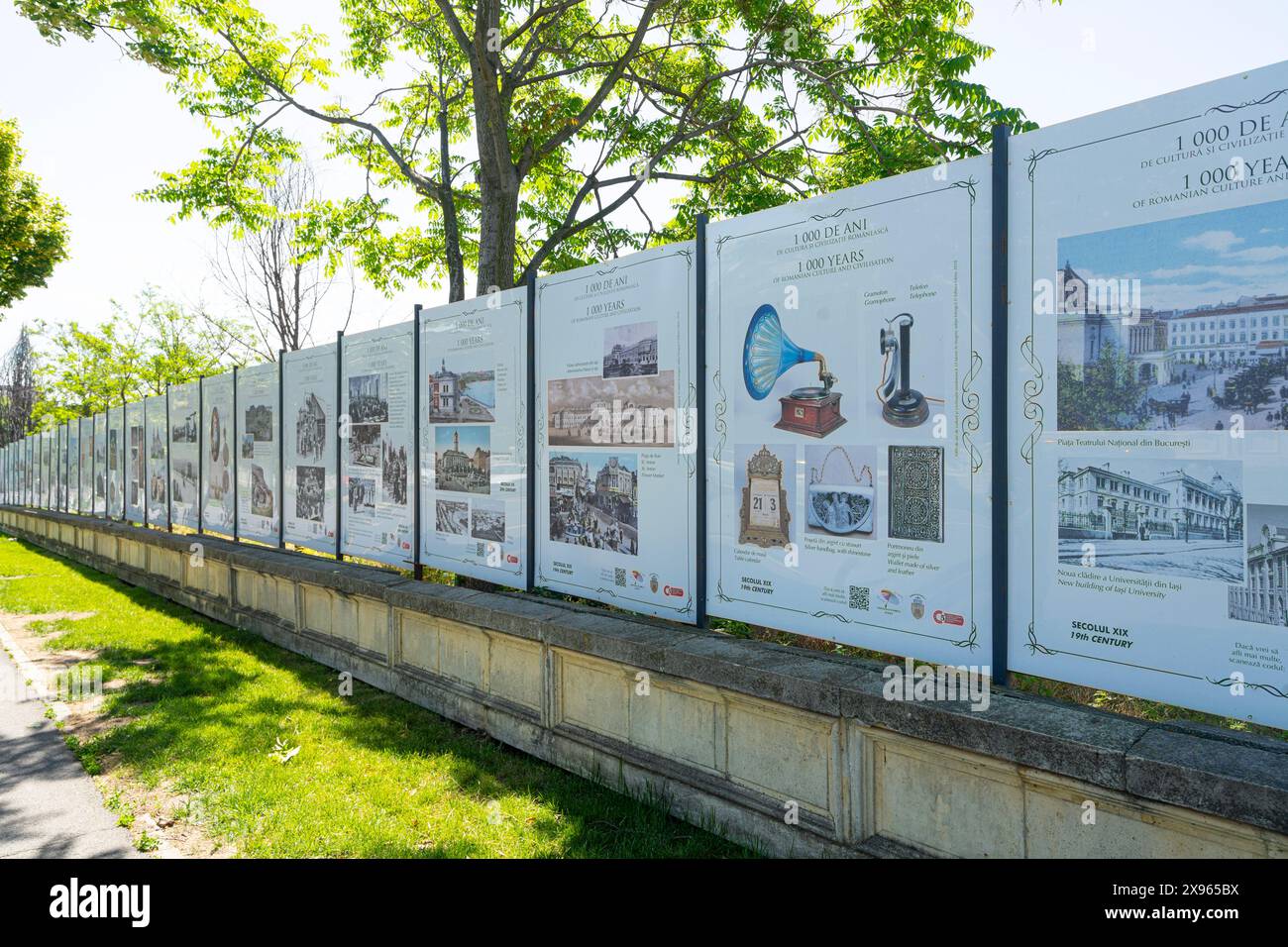 Bucarest, Roumanie. 24 mai 2024. Vue des panneaux représentant l'histoire de 1000 ans de la culture roumaine dans le centre-ville Banque D'Images