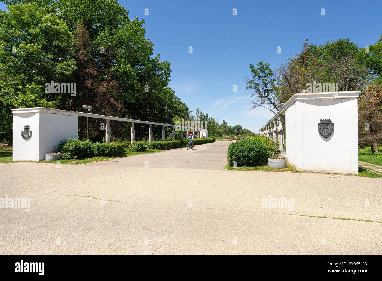 Bucarest, Roumanie. 24 mai 2024. Aleea Cariatidelor dans le parc du roi Michel Ier de Roumanie dans le centre-ville Banque D'Images