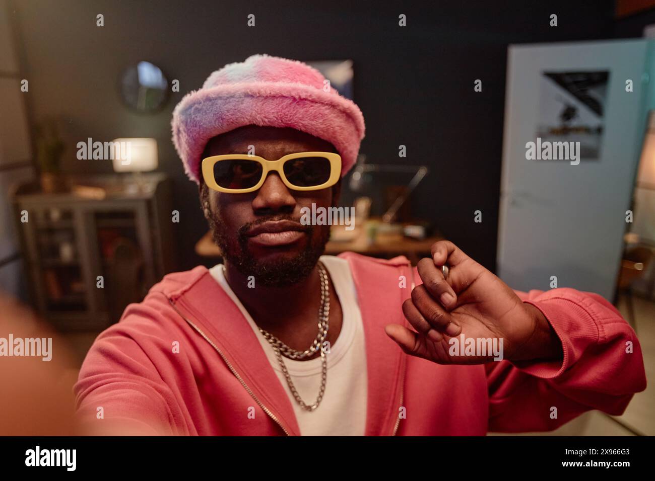 POV of Black Man prenant une photo selfie ou enregistrant une vidéo pour les médias sociaux tout en portant un espace de copie de tenue à la mode rose Banque D'Images