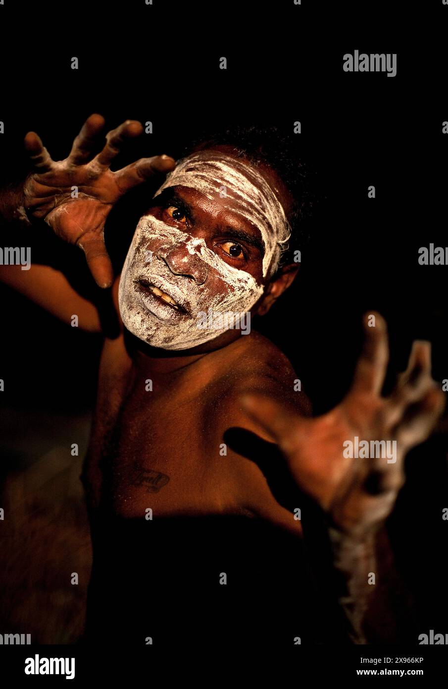Homme aborigène de Yolngu avec peinture tribale, souvent utilisé lors de l'exécution de danses culturelles, Nyinyikay Homeland, East Arnhem Land, territoire du Nord, Australi Banque D'Images
