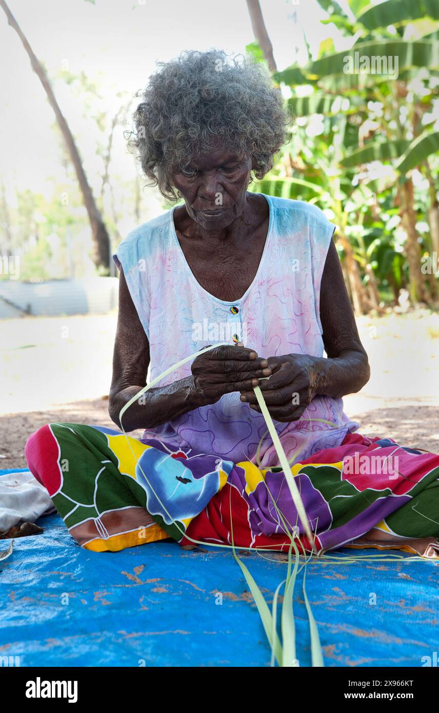 Une femme, aîné aborigène, paniers de tissage, Nyinyikay Homeland, East Arnhem Land, territoire du Nord, Australie, Pacifique Banque D'Images