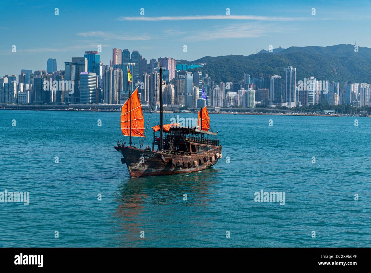 Bateau à voile traditionnel en face de bâtiments de grande hauteur dans le centre de Hongkong, Chine, Asie Banque D'Images