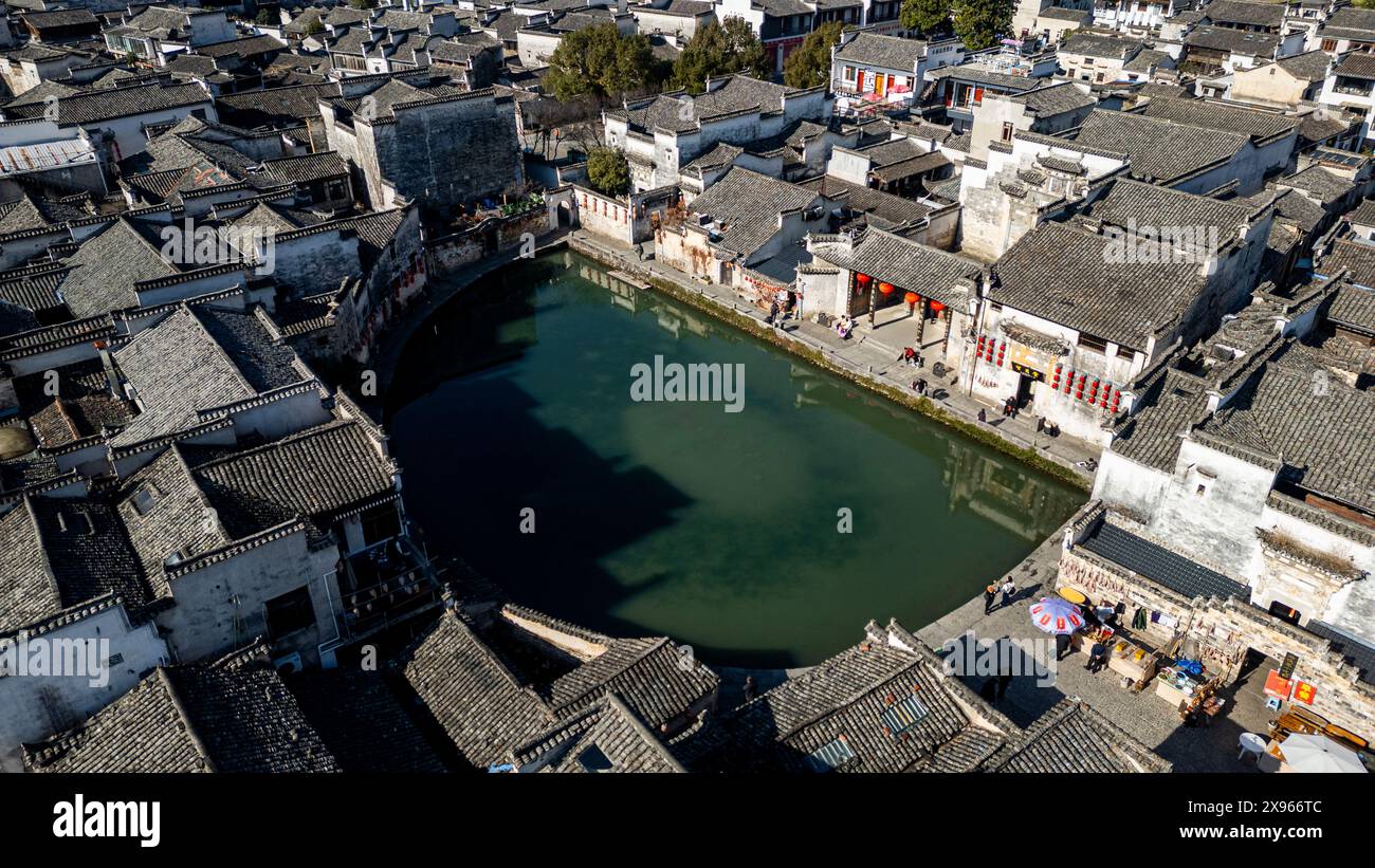 Aérien du village historique de Hongcun, site du patrimoine mondial de l'UNESCO, Huangshan, Anhui, Chine, Asie Banque D'Images